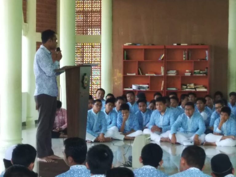Launching Program Bahasa SMA Ar Rohmah