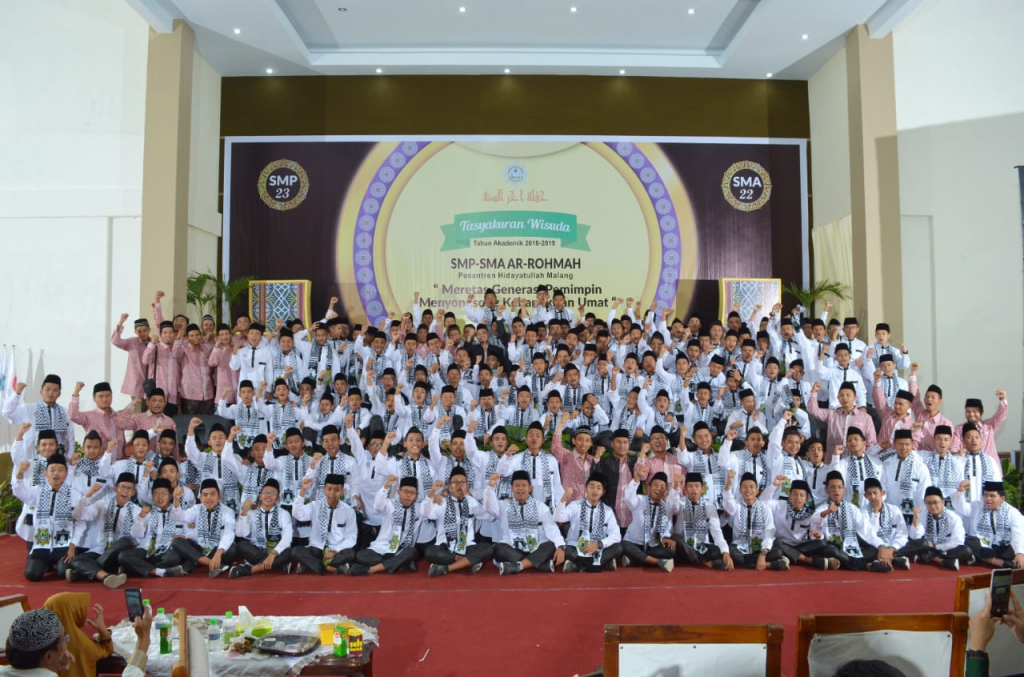 Catatan wisuda SMP-SMA Ar-Rohmah tahun 2019 1 wisuda smp sma arrohmah putra 2019 22