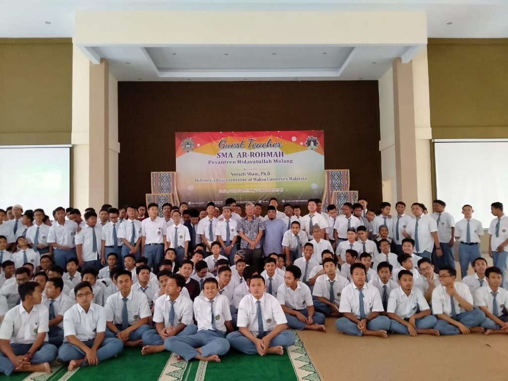 Siswa Sma Ar Rohmahmengikuti pembelajaran bersama guru tamu dari Malaysia