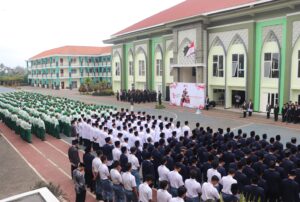Gelar Upacara HUT RI Ke-79, Ar-Rohmah Putra Tanamkan Jiwa Patriotisme pada Santri 2 Santri SMP-SMA Ar-Rohmah Putra Islamic Boarding School Pesantren Hidayatullah Malang peringati HUT Kemerdekaan Republik Indonesia Ke-79.