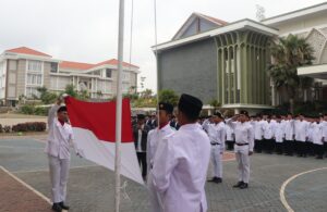 Gelar Upacara HUT RI Ke-79, Ar-Rohmah Putra Tanamkan Jiwa Patriotisme pada Santri 1 Santri SMP-SMA Ar-Rohmah Putra Islamic Boarding School Pesantren Hidayatullah Malang peringati HUT Kemerdekaan Republik Indonesia Ke-79.