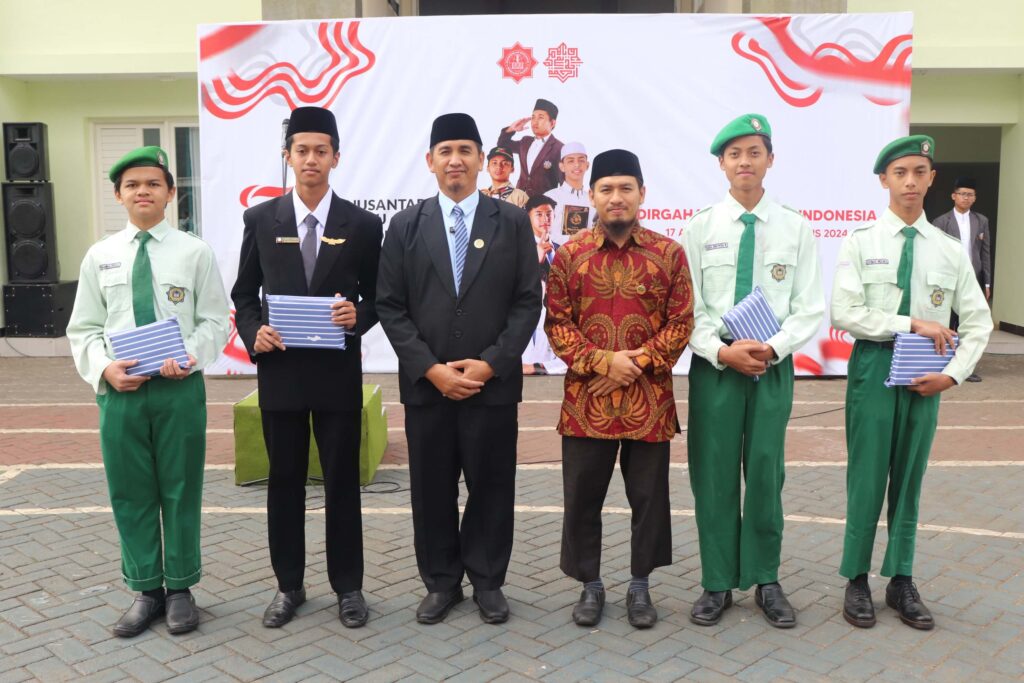 Simbolis penyerahan hadiah dari Sekolah SMP Ar Rohmah Putra kepada siswa berprestasi di bidang masing-masing