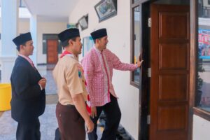 Kepala Sekolah SMP Ar-Rohmah Putra, Syarif Hidayatullah, Menyambut Hangat Kedatangan Rombongan SMPN 1 Singosari