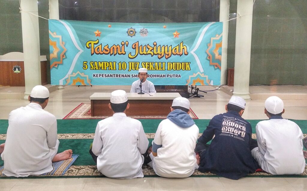 Tasmi' Al-Qur'an, Sekali Duduk Santri SMA Ar-Rohmah Putra Tuntaskan 10 Juz Hafalan