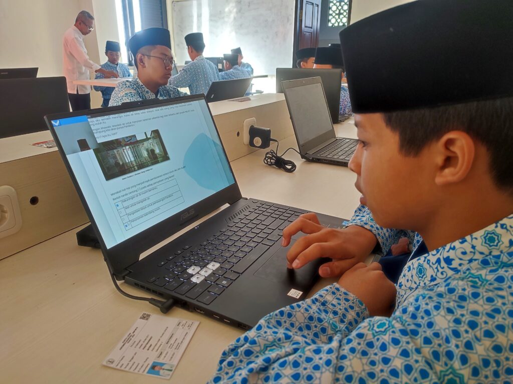 Santri SMP Ar-Rohmah Putra Ikuti ANBK 2024