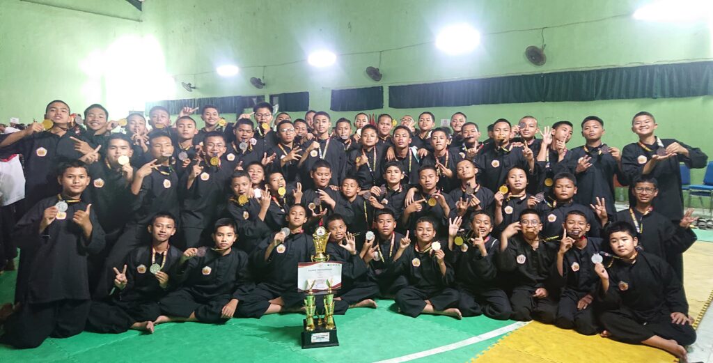 55 Santri SMP Ar-Rohmah Putra Sabet Medali di Kejuaraan Pencak Silat Piala KONI Batu