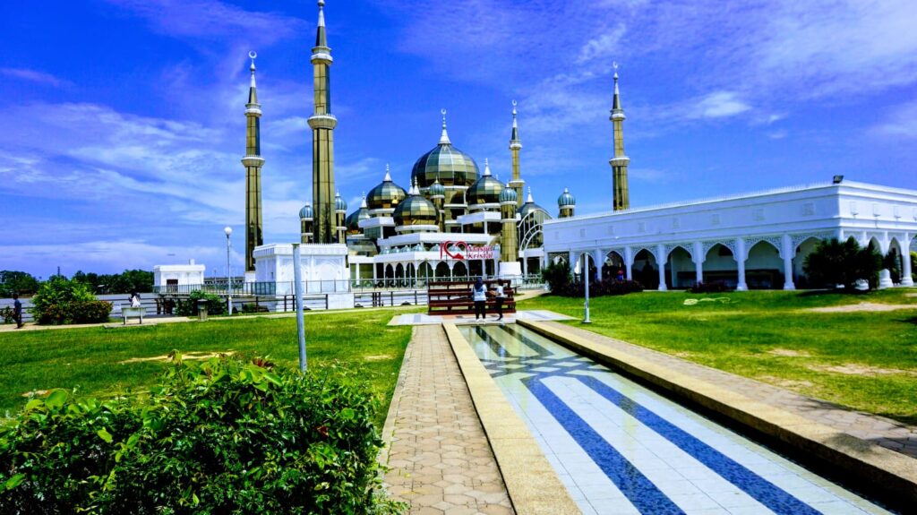 Menguak Pesona Masjid Kristal Malaysia : Keajaiban Arsitektur Kuala Terengganu