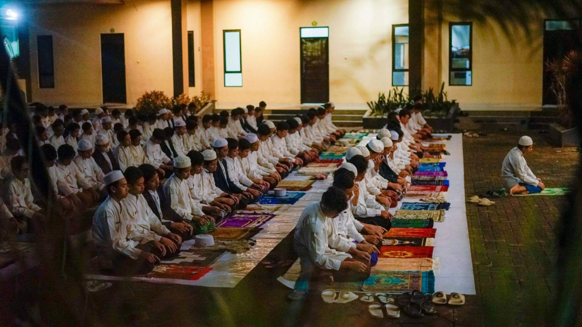 Tugas Dakwah Santri SMP-SMA Ar-Rohmah Putra, Tradisi Inspiratif Saat Liburan Bersama Keluarga 1 Sholat lail berjamaah SMP SMA Ar Rohmah