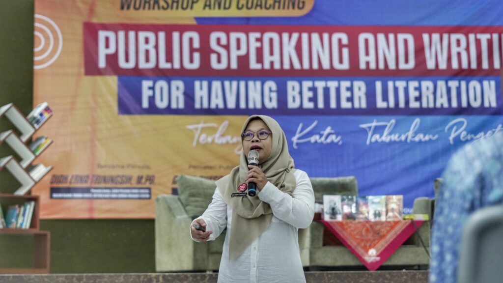 SMP Ar-Rohmah Putra Gelar Pelatihan Public Speaking dan Writing