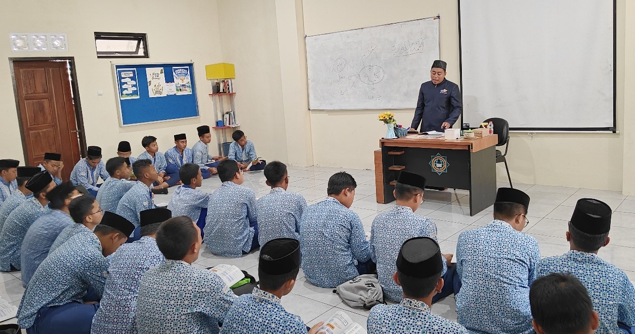 Santri Ar Rohmah Serius Baca Kita Kuning