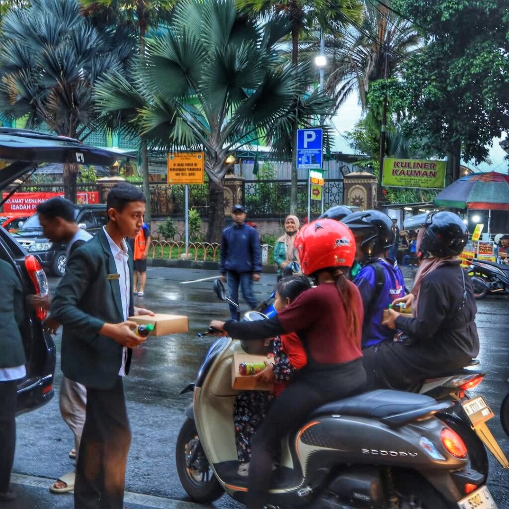 Tebar Kebaikan, Santri Ar-Rohmah Putra Bagikan Ratusan Takjil di Alun-Alun Kota Batu
