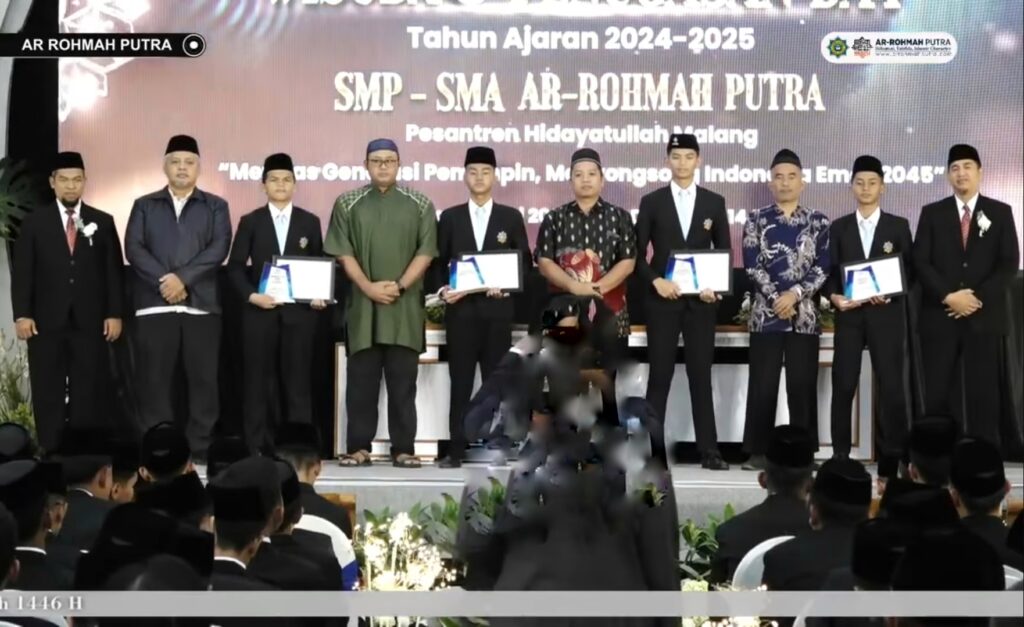 SMP Ar-Rohmah Putra Beri Apresiasi untuk Wisudawan Berprestasi 2024/2025