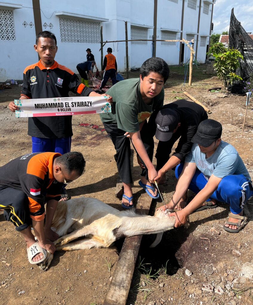 Keren! 27 Santri SMP-SMA Ar-Rohmah Putra Sembelih Hewan Kurban Sendiri