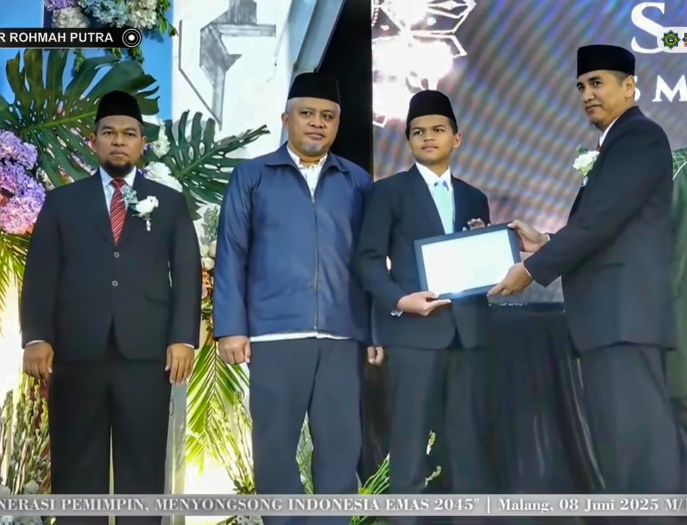 Wisudawan Ar-Rohmah Putra Ini Buktikan, Santri Juga Bisa Juara OSN 1 SMP Ar Rohmah Putra Juara OSN