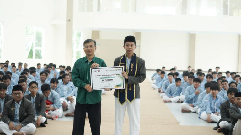 Wujud Kepedulian, Santri Ar-Rohmah Putra Malang Donasikan Puluhan Juta bagi Penyintas Banjir